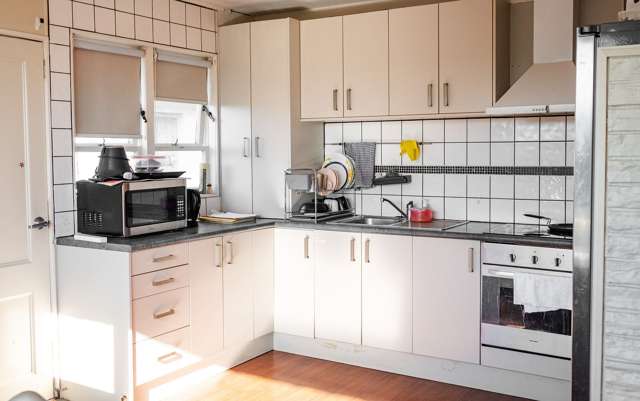 END UNIT WITH SUNNY VIEWS