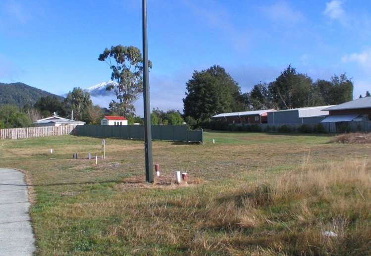 30 Motu-Au Close Manapouri_0