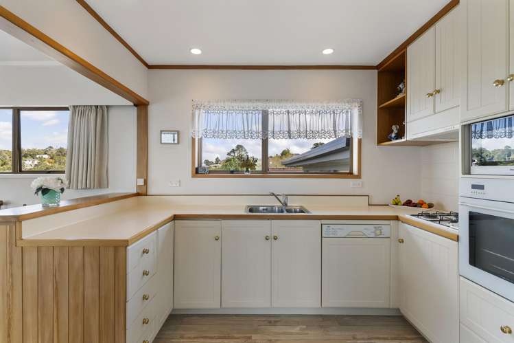 8 Helvetia Drive Browns Bay_10