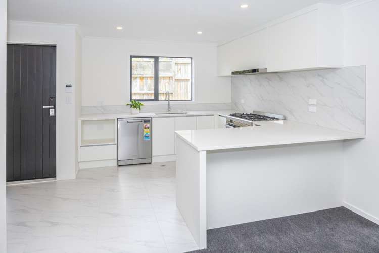 2/40A Exeter Street Glenview_6
