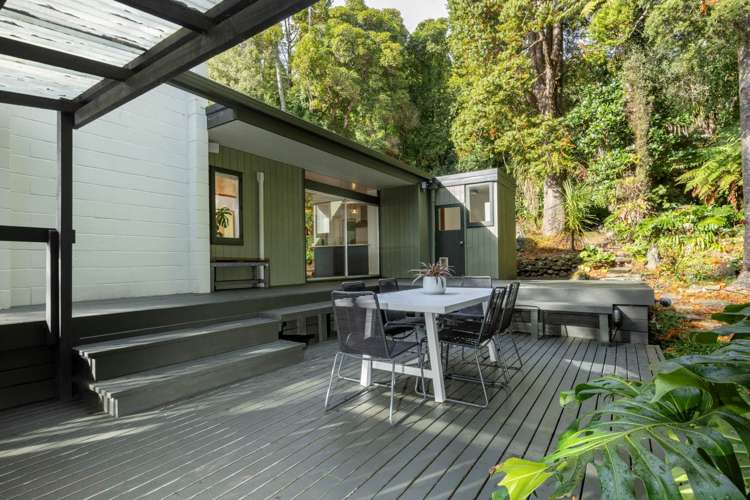 900 West Coast Road Waiatarua_16