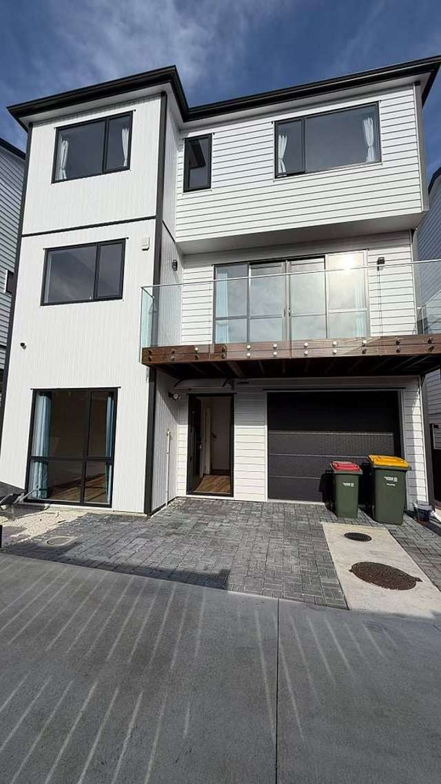 Spacious 5BR Home in Blockhouse Bay