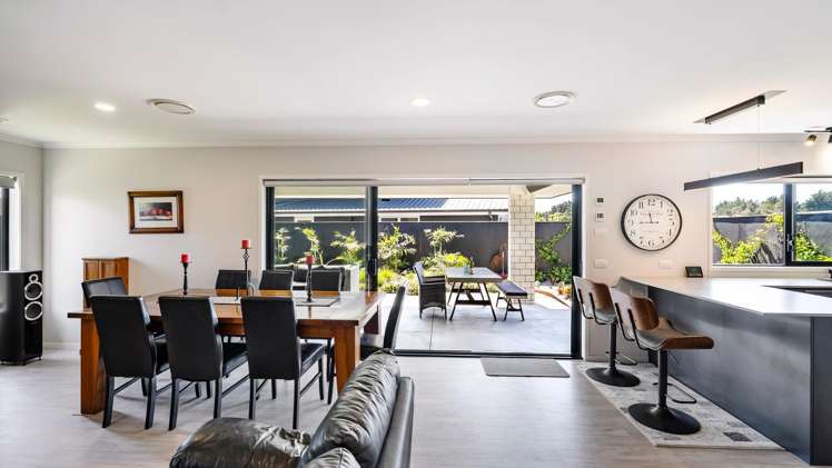65 Links Drive Waiwhakaiho_1