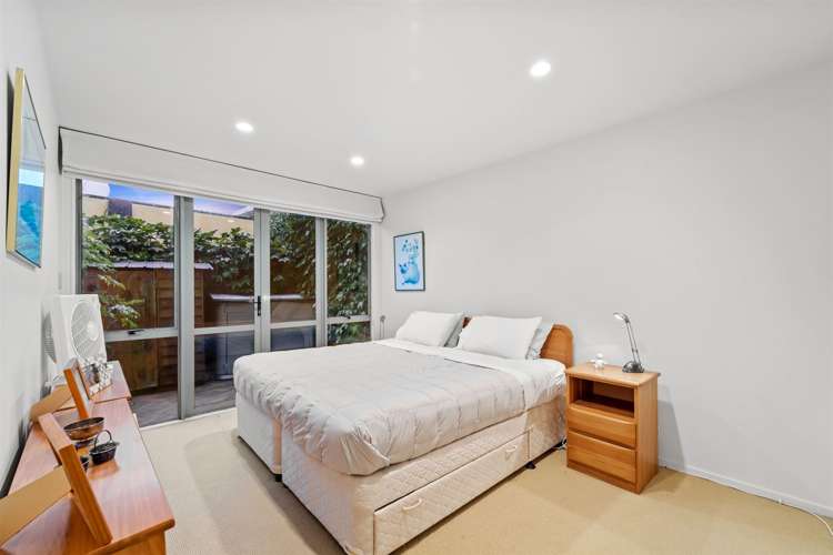 2/8 Beach Road Castor Bay_11