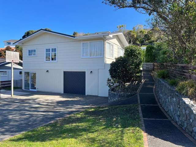 Charming 4BR Karori Haven – Solar & Garden!
