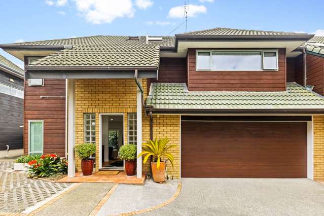 STROLL TO THE SEAFRONT