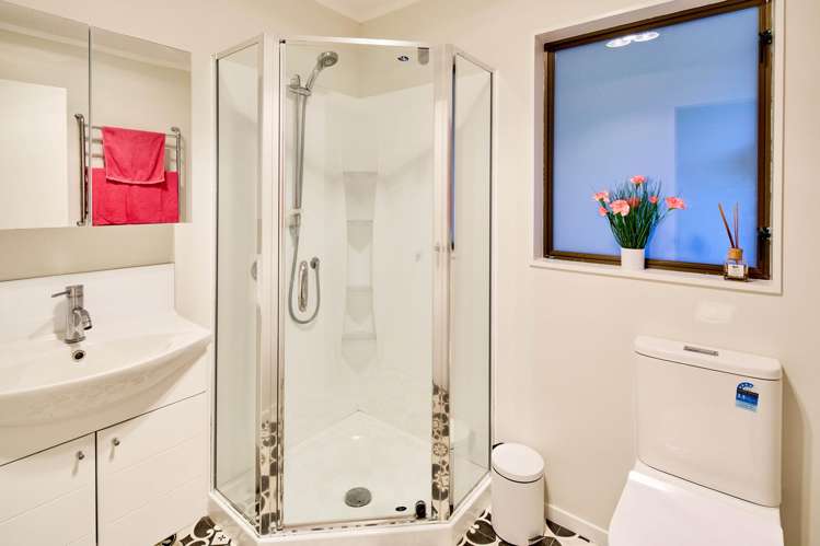 23 Mcenroe Grove Naenae_17