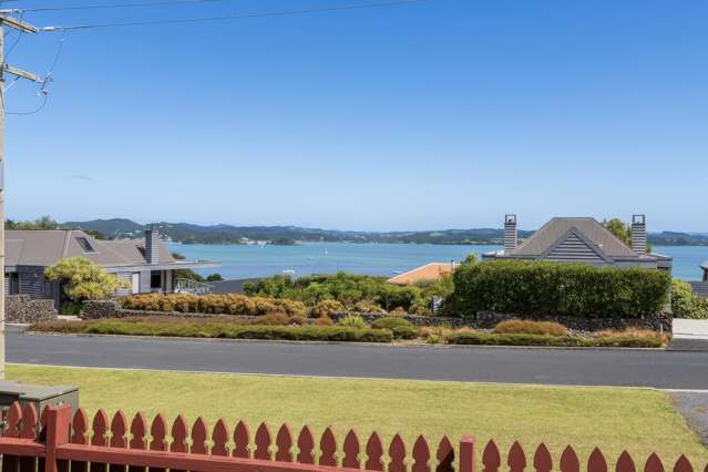 Deceased estate: Sea views in central Russell