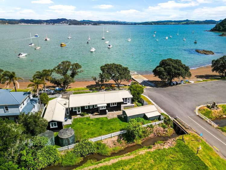 49 The Strand Russell_10