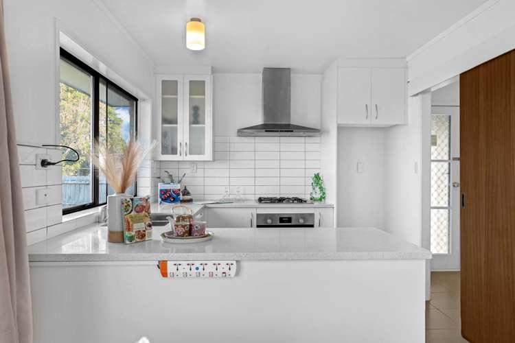 1/6 Tina Place Sunnyhills_6