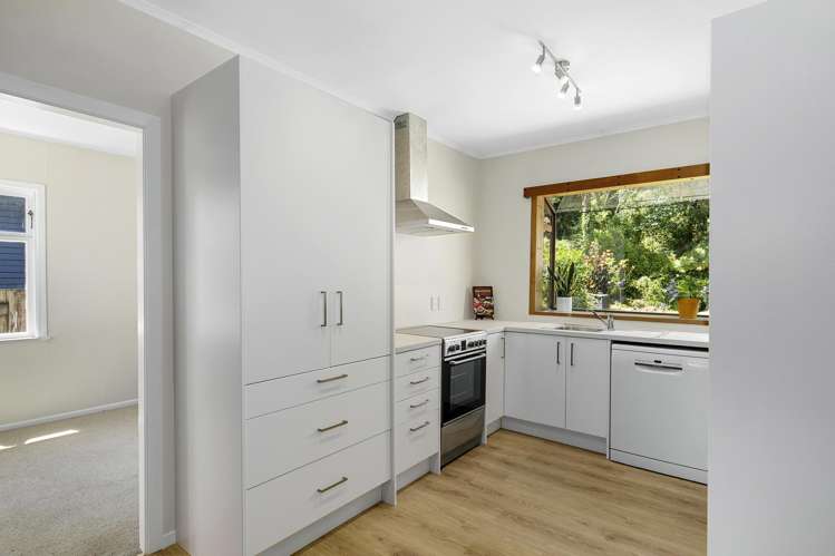 710 Main Road North Te Marua_12