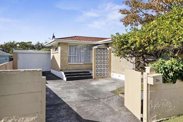 Charming 2-Bed Home with Double Garage in Trentham