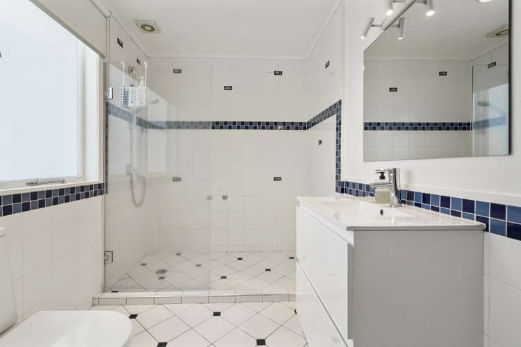 2/12 Webber Street Westmere_14