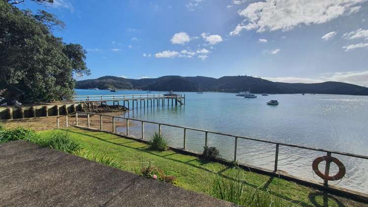 219-222/DP7675 Bon Accord Harbour Kawau Island_12