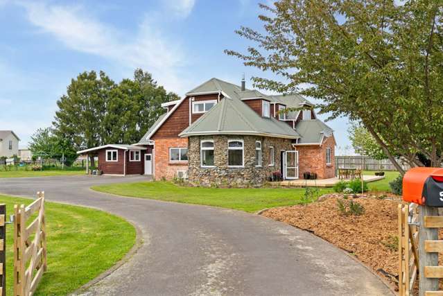 Family Sanctuary with Mountain Views in Carterton