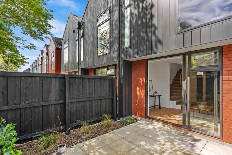 3/15 Donald Place Merivale_11