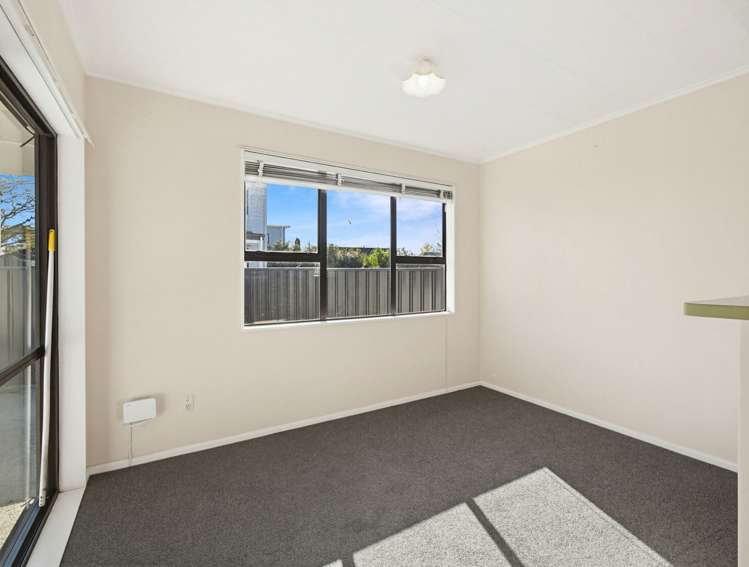 1204 Norfolk Crescent Mayfair_3