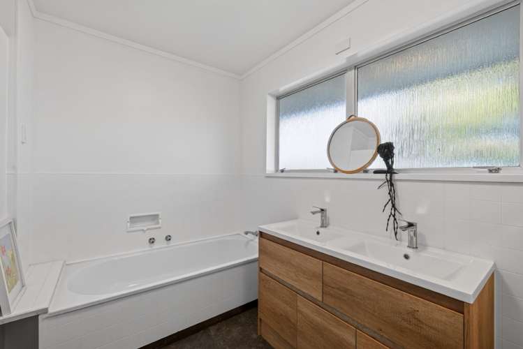 16 Sunny Bay Road Matua_14
