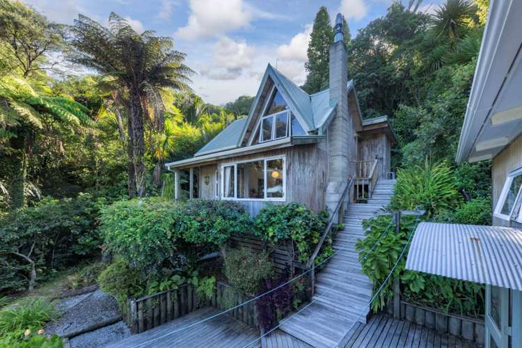 1097 Huia Road Huia_13