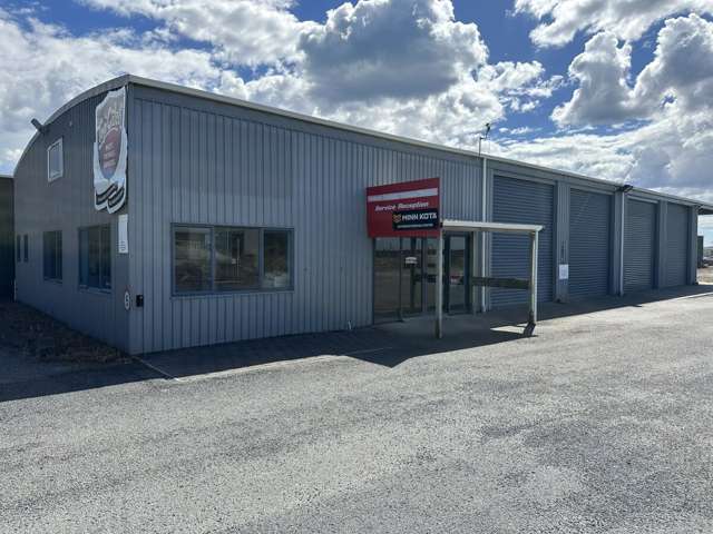 Prime Port location with large secured laydown