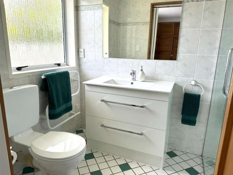 1 Robert Road Paroa_16