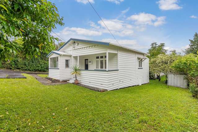 CALIFORNIAN BUNGALOW WITH POTENTIAL!