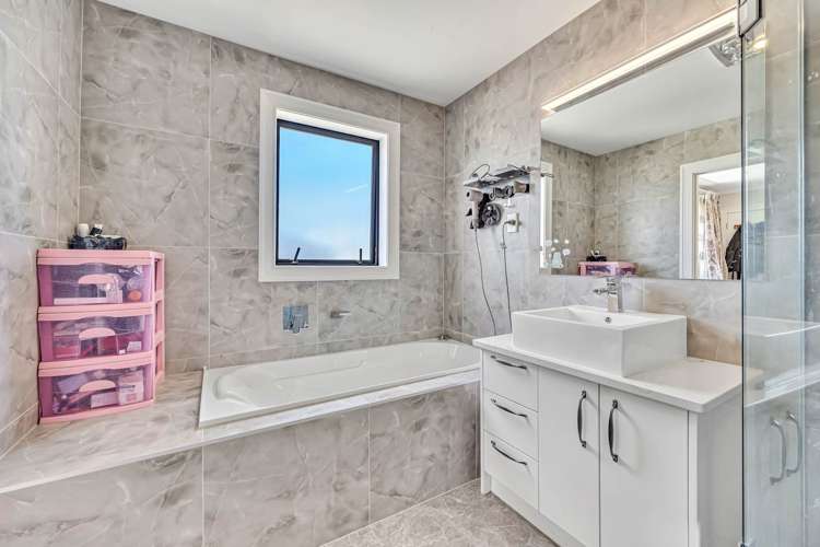 46 Donegal Park Drive Flat Bush_16