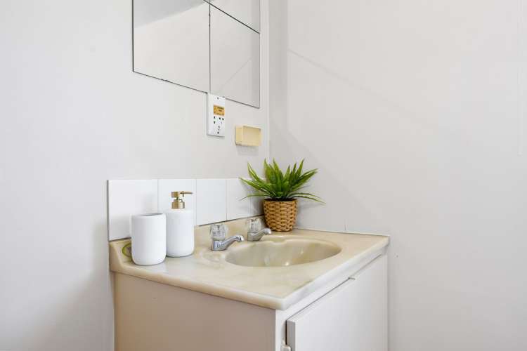 2/4 Jordan Street Sydenham_13