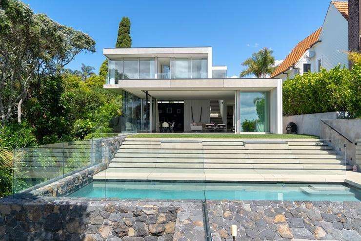 Jason Statham and his partner Rosie Huntington Whiteley. They rented one of this year's most expensive homes while Statham was filming in Auckland. Artwork / Beth Walsh