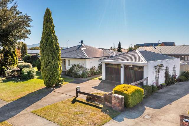 A Warm, Welcoming Haven in a Peaceful Cul-de-Sac