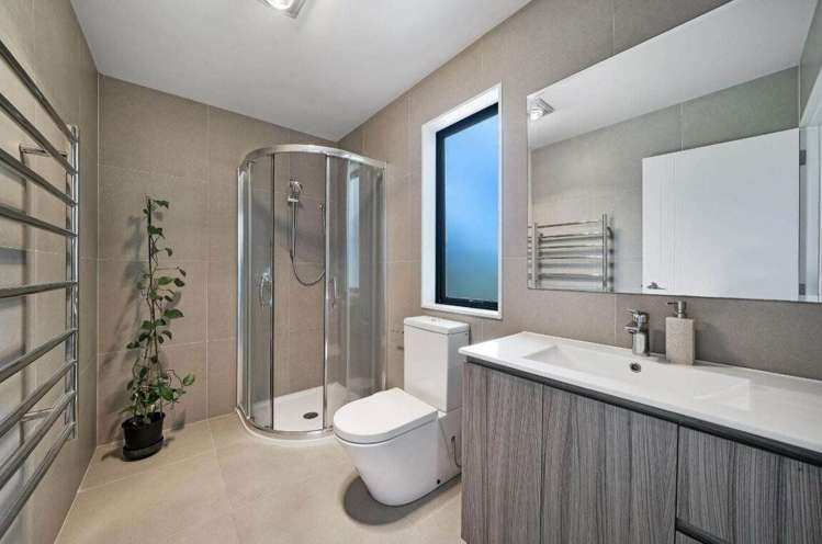 5B Hemsway Place Sunnyhills_15