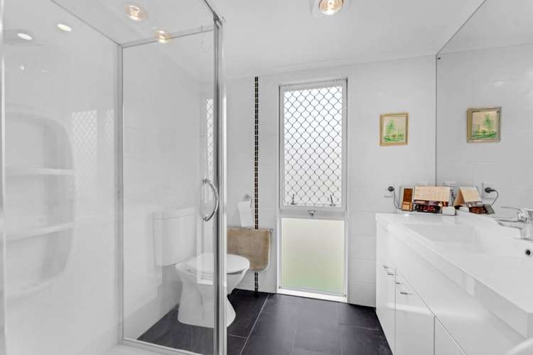 8 Headcorn Place Botany Downs_15