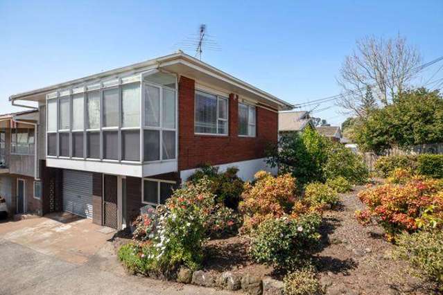 Mt Albert, 2 bedrooms + 2 additional rooms