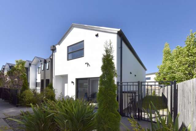 3 Bedroom, 3 Bathroom Stylish Townhouse