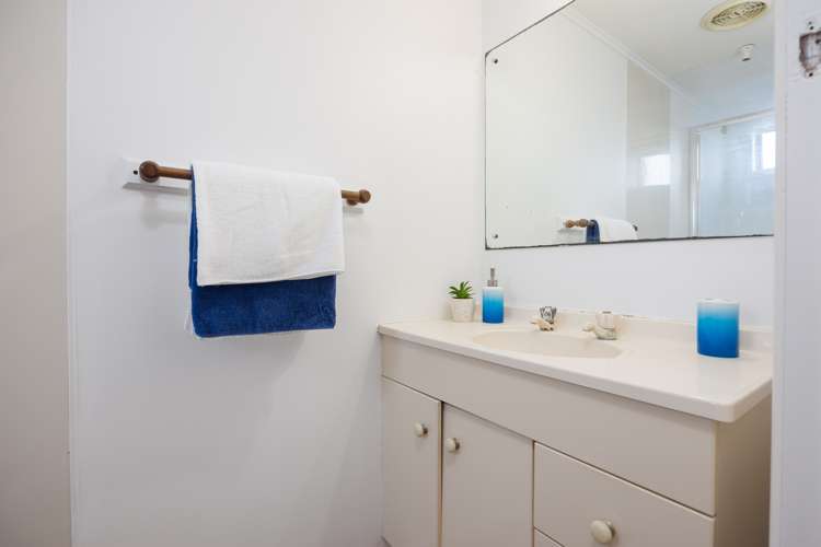 9 Piccadilly Circus Snells Beach_19