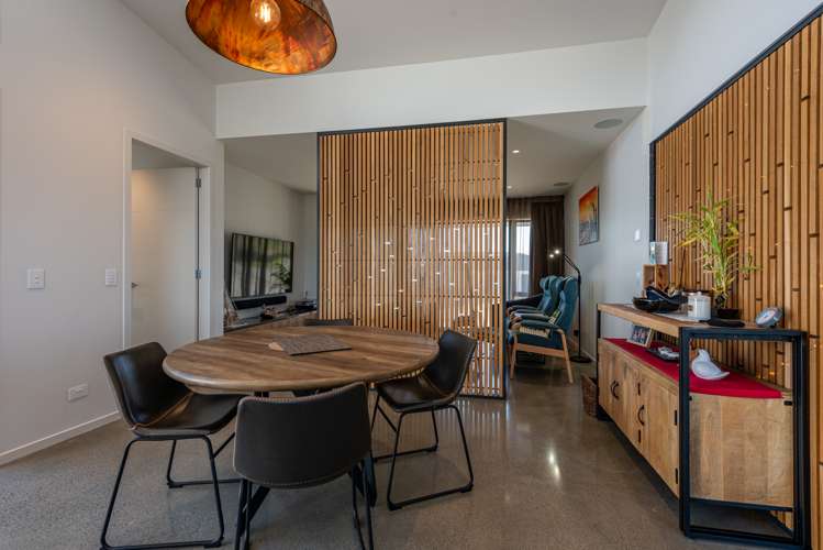 96 Cedarwood Street Woodridge_10