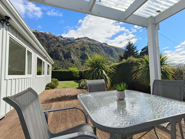 Live the Kingston Dream - Gardens, Sunshine & Family Living