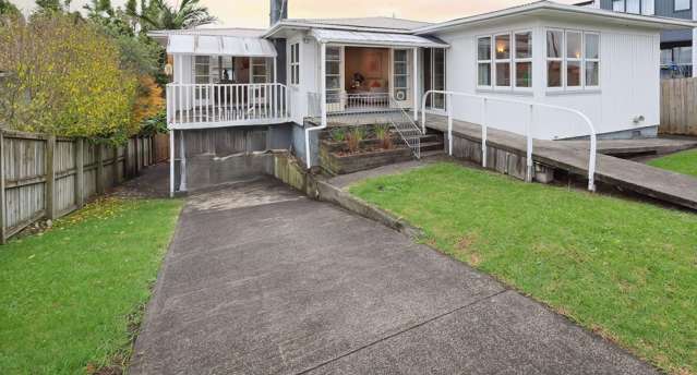 Kiwi Bungalow from 1956 – A Perfect Doer-Upper