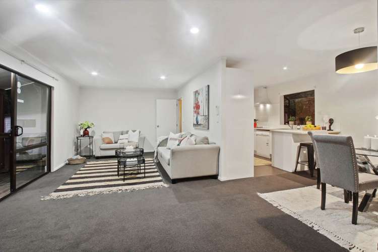 2/51 Greenvalley Rise Glenfield_4