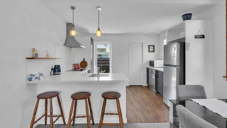 10 Coronation Street_3