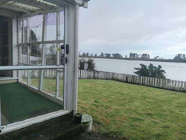 Estuary Views! Sunny Location!