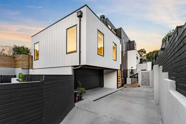 33A Yattendon Road_2