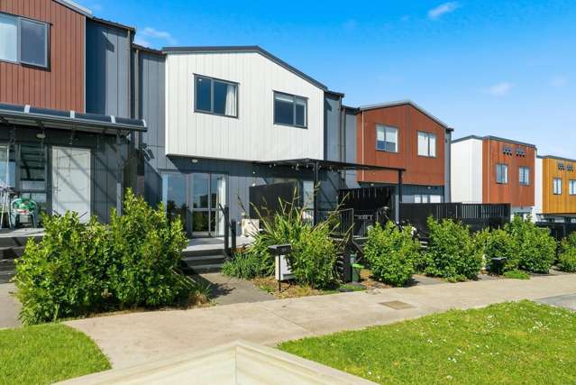 Modern 3 Bedroom Townhouse with Views & Carpark In Totara Park
