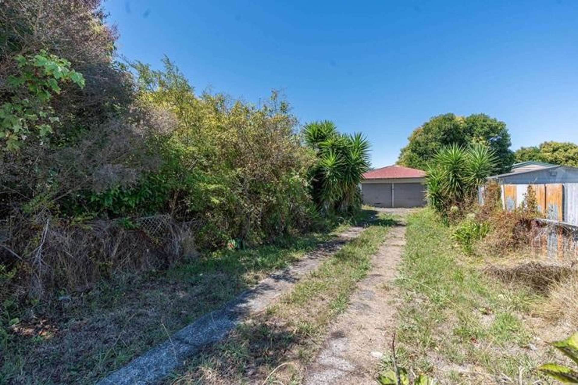 Frenzy for Hamilton’s cheapest house - buy the land, get the dump for free