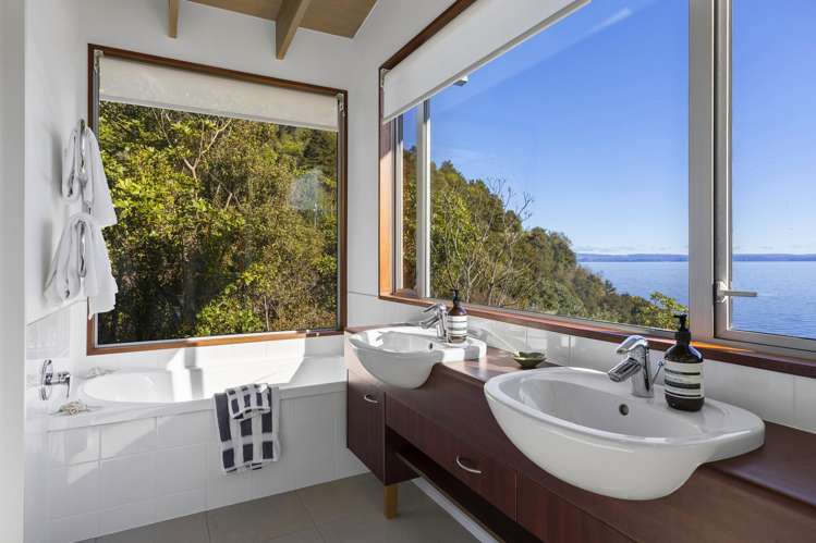 26 Whakamoenga Point Acacia Bay_18