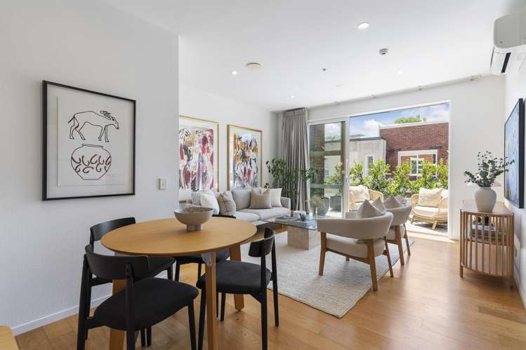 303/64 Surrey Crescent_4