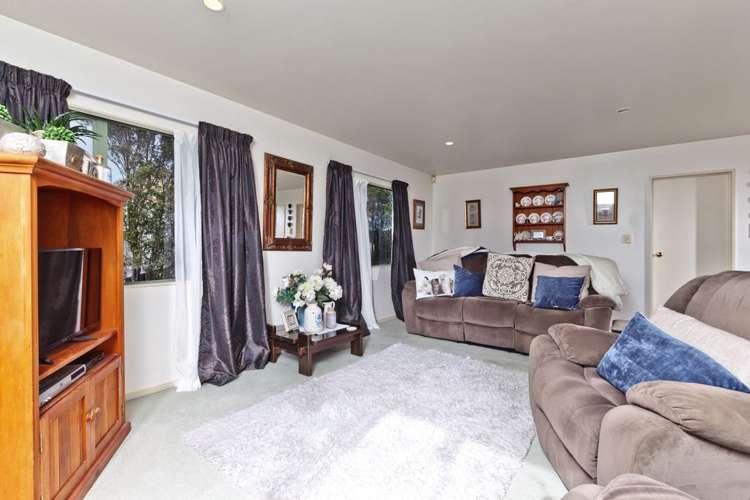 8 Target Road Totara Vale_5