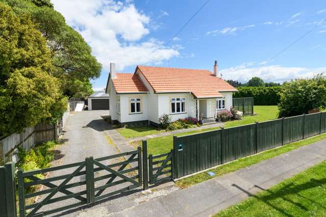 Charming 1940 Cottage with Expansive Grounds