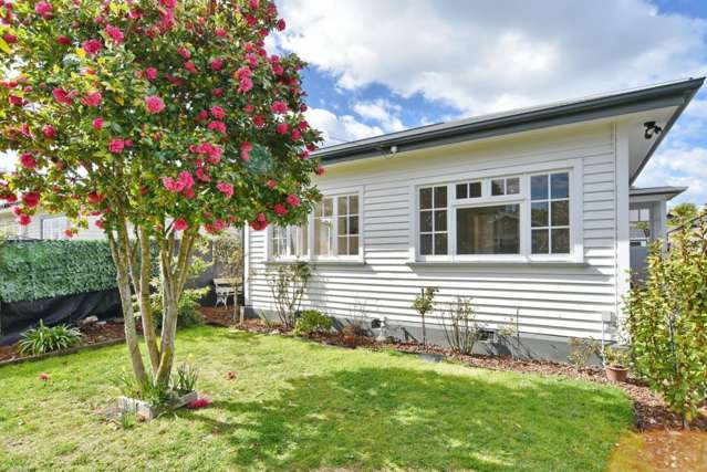 Modern, 4 Bedroom Home , Plus a Consented Studio!