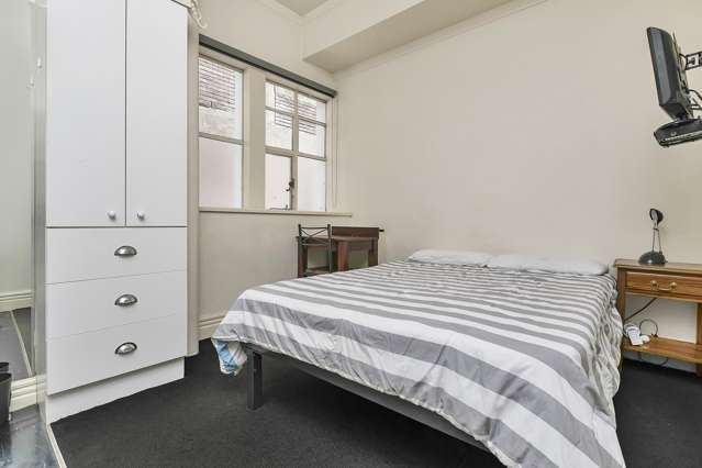 Affordable CBD Studio - Prime location, walk to Queen Street